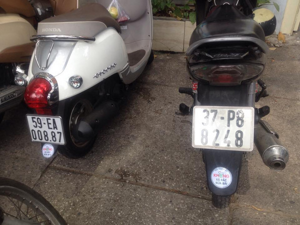 10.000[-]sticker[-]“Không[-]xả[-]rác[-]bừa[-]bãi”[-]đã[-]đến[-]với[-]cộng[-]đồng